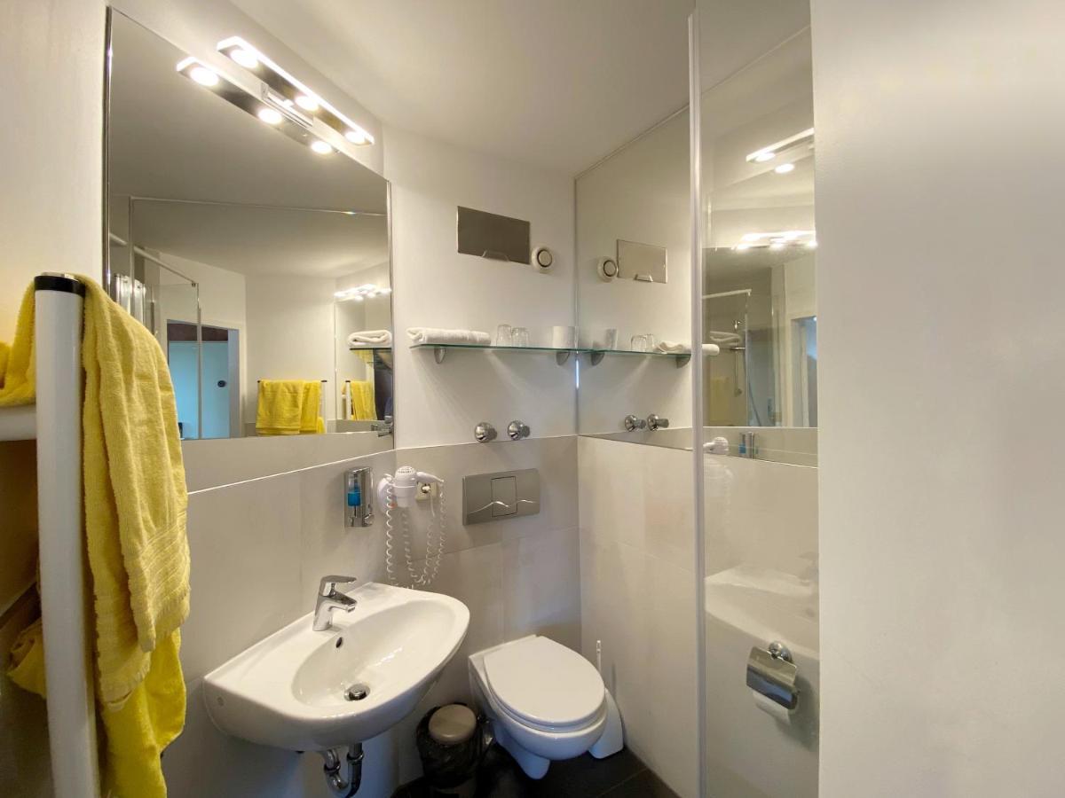Zum Gruenen Turm Hotel Hohen Neuendorf Bagian luar foto