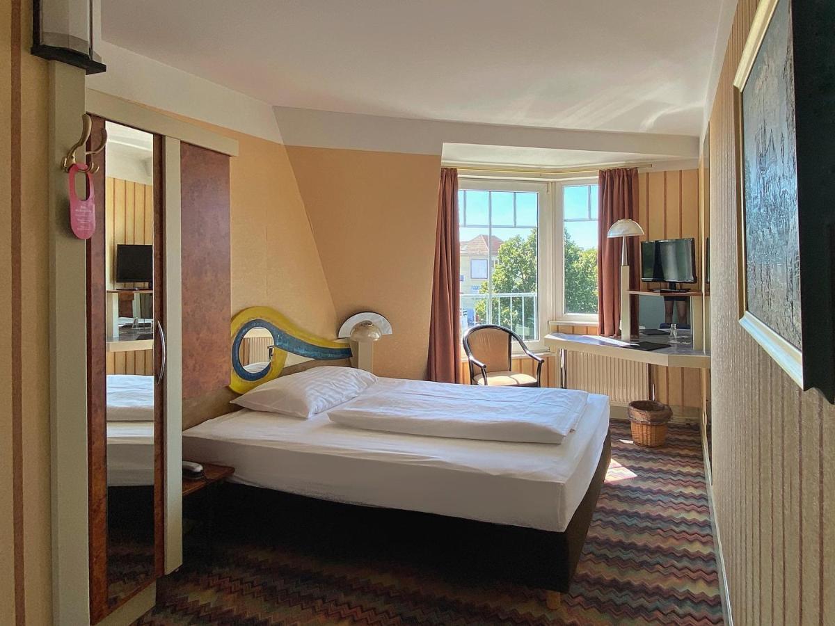 Zum Gruenen Turm Hotel Hohen Neuendorf Bagian luar foto